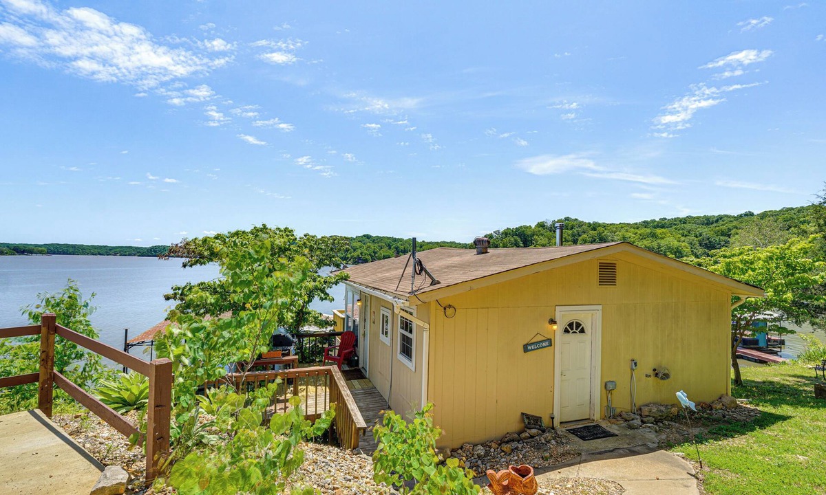 Climax Springs Apartment | Deck w/Covered Dock! Lakefront Ozark Cottage