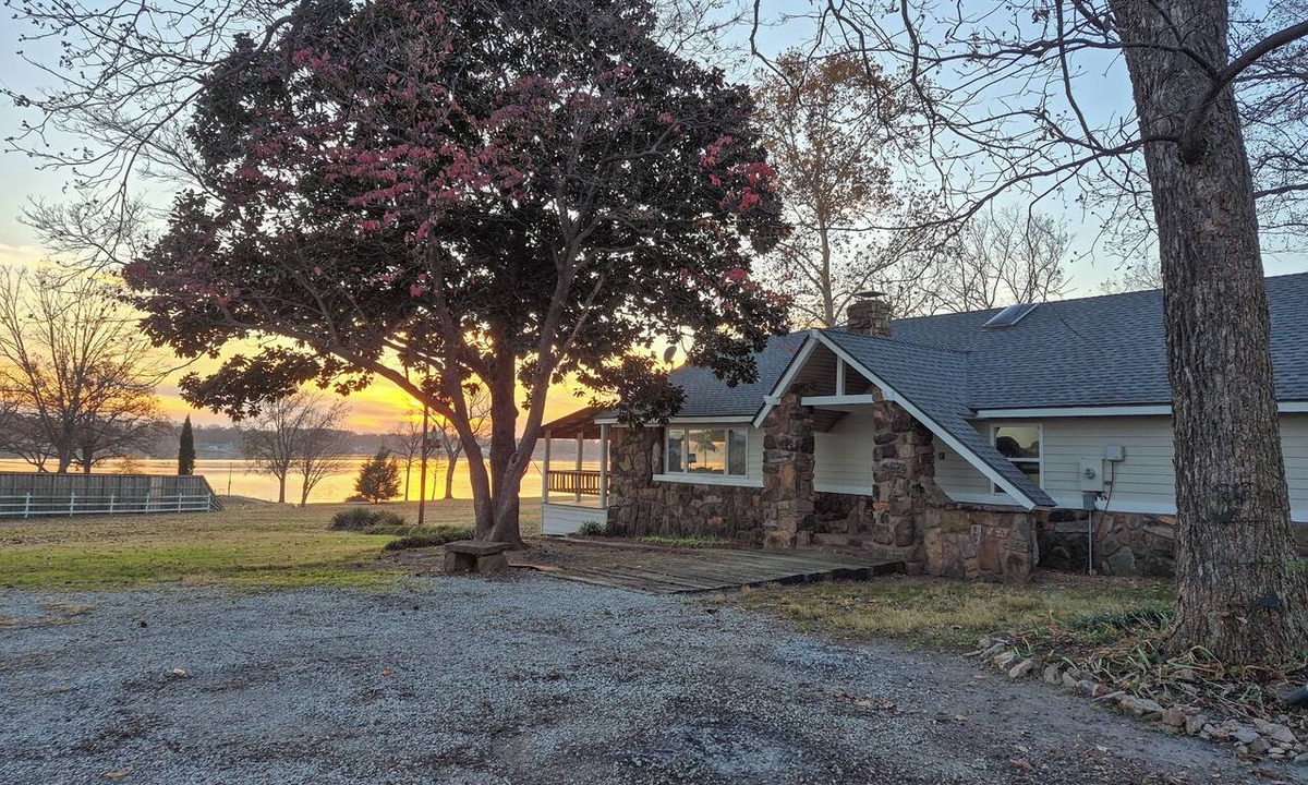 Grove House | Deck & Yard: Wolf Creek Waterfront Home in Grove!