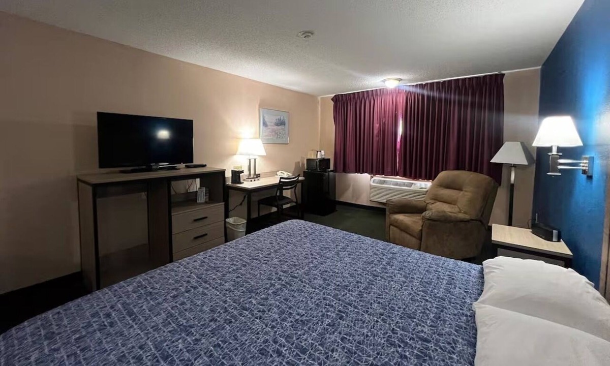Marysville Hotel | Deluxe King Bed Stay + Free Parking — Comfortable Stay Near Pony Express Museum