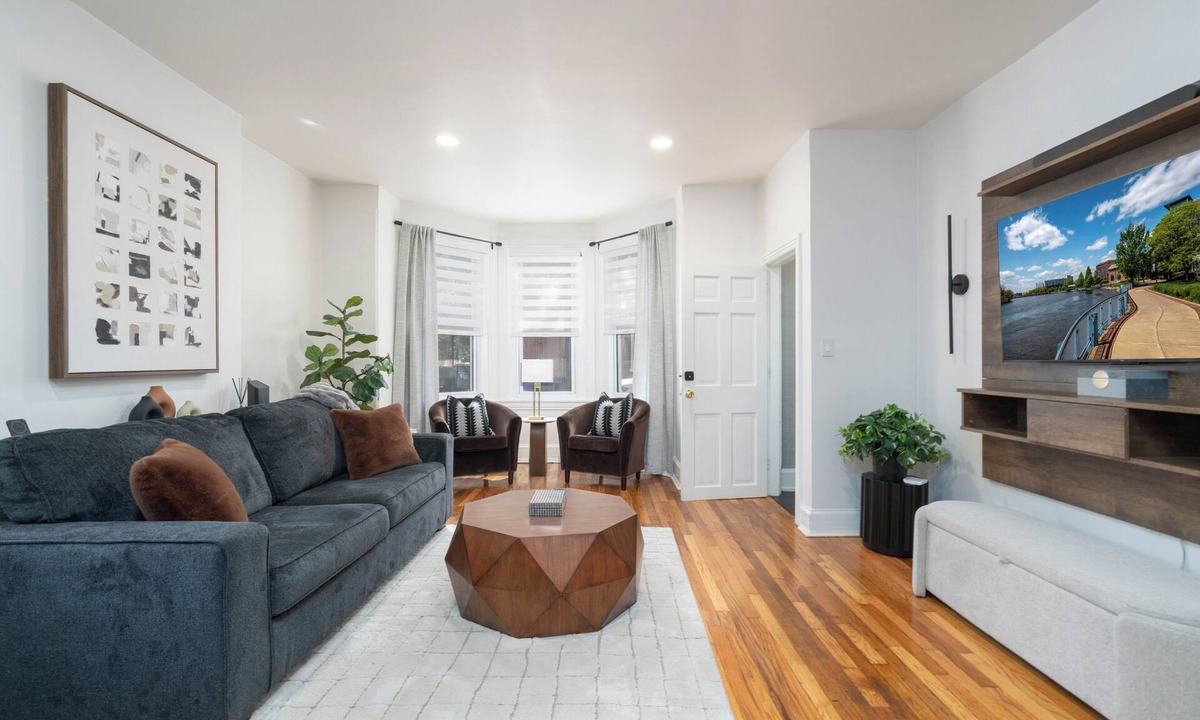 Downtown Wilmington Apartment | Designer remodeled Apt~Close to hospitals & dining~Suited for short or long stay