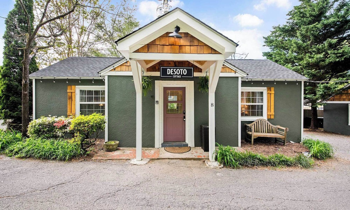 Lookout Mountain Apartment | Desoto Cottage Hot Tub & Breakfast Treats