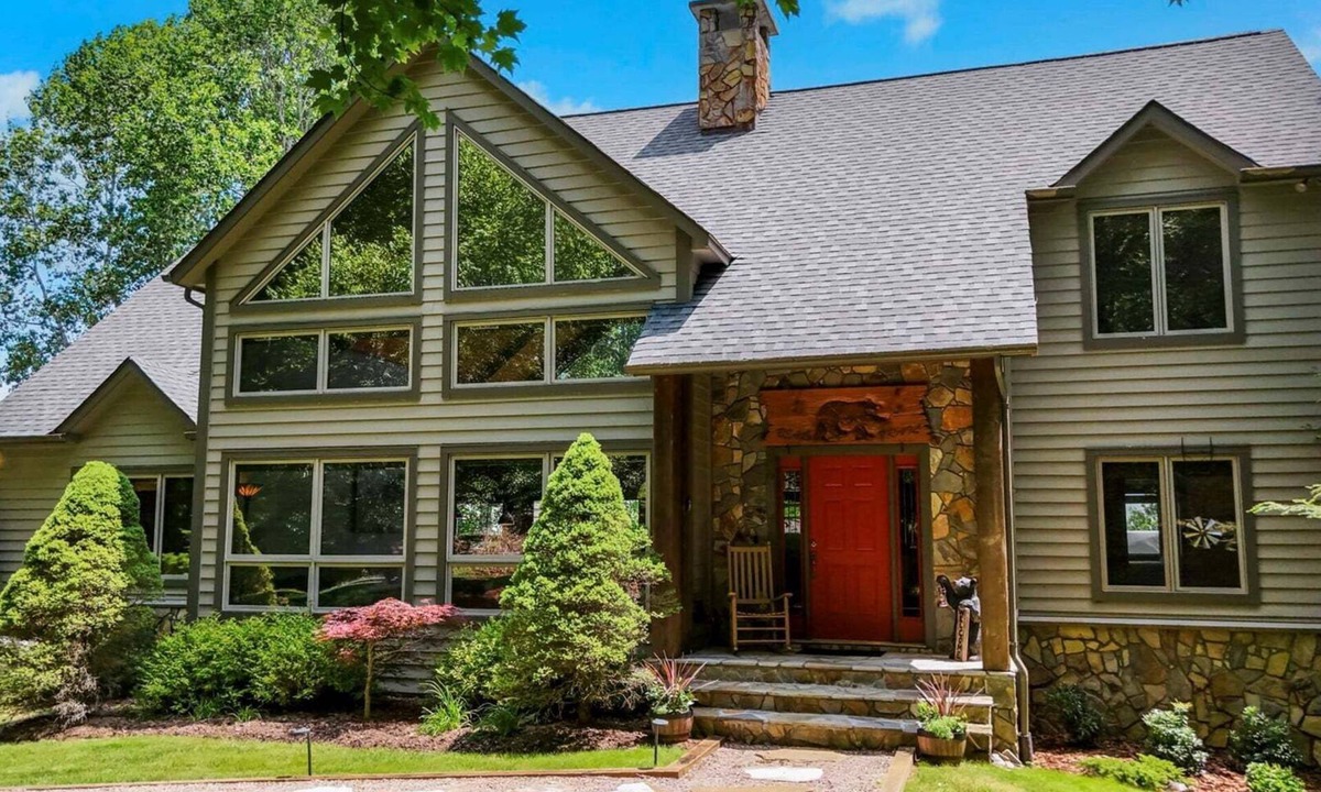 Boone House | Discover Bear Trail in Boone, NC—a cozy 4-bedroom chalet perfect for 8 guests.