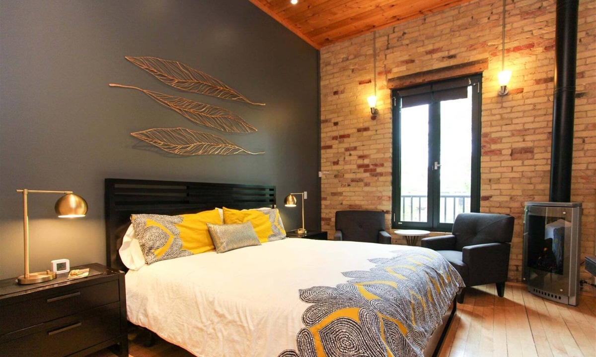Saugatuck Hotel | Discover the cozy Napoli Suite in the heart of downtown Saugatuck, a charming retreat for two.