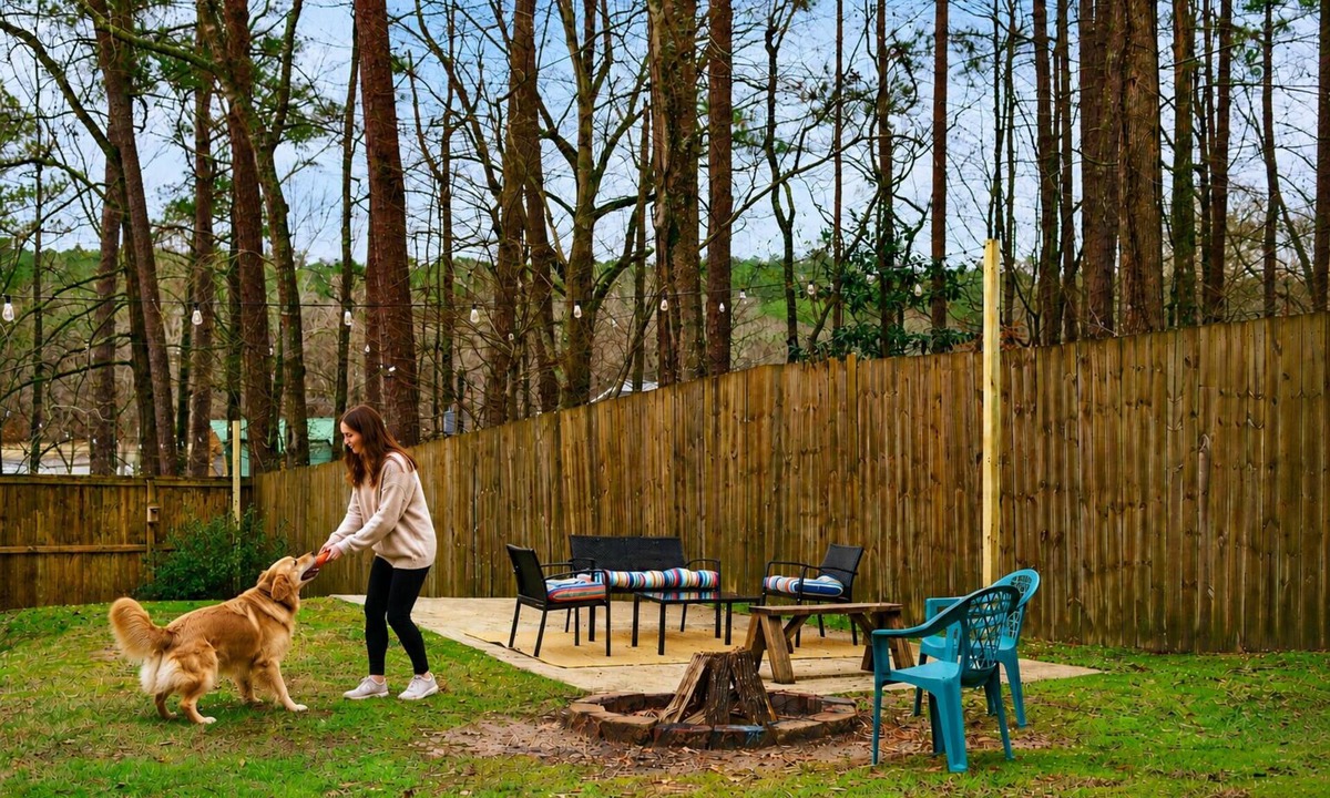 Alexander City House | Dog-Friendly Lake Martin Home | Fenced Yard