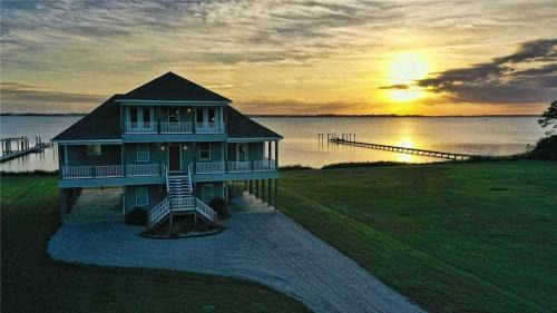 Gloucester House | Dolphin Lookout