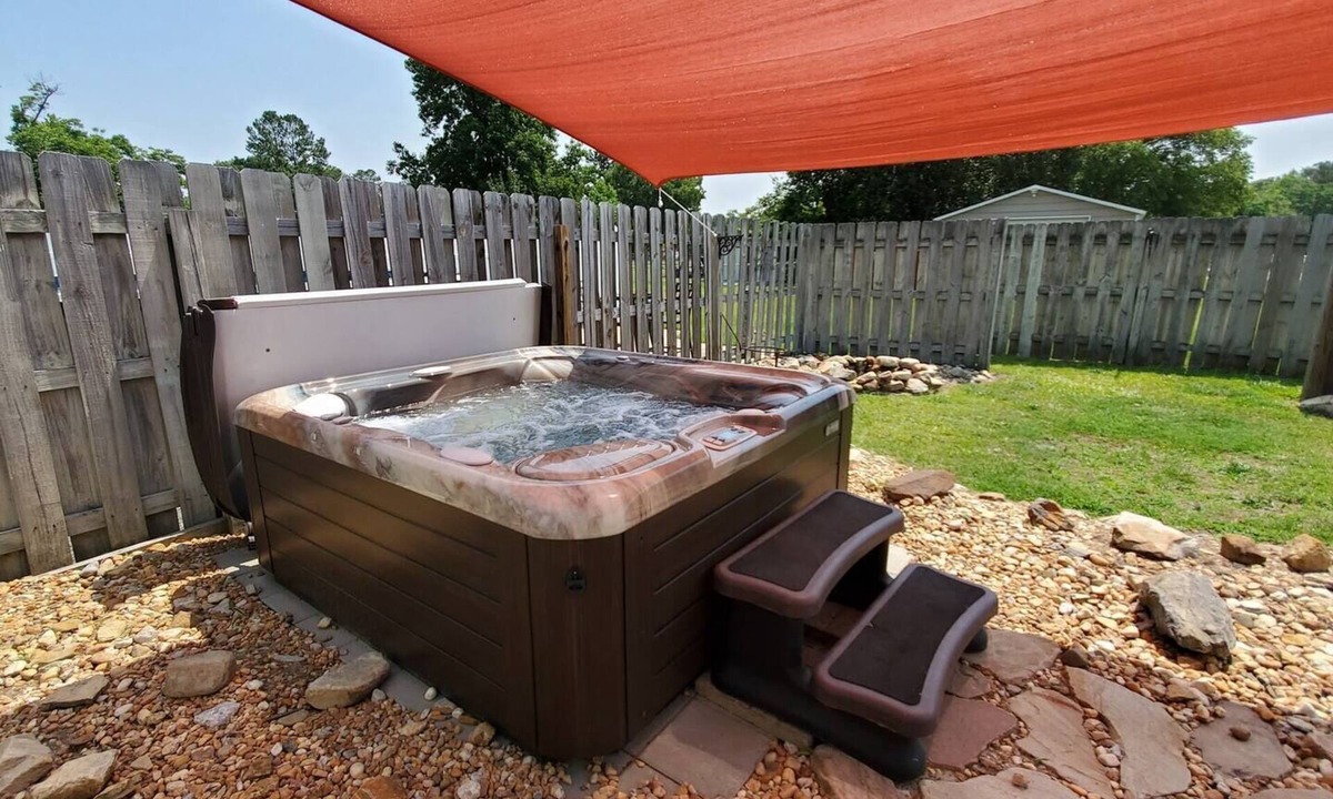 South View House | Doodlebug Cottage ~ Pool + Hot Tub Oasis + Close to I-95