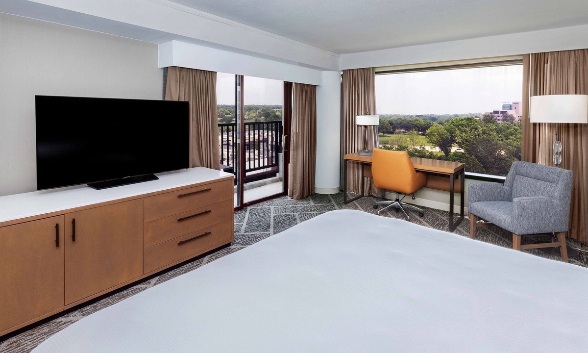 South Tulsa Hotel | DoubleTree by Hilton Tulsa - Warren Place