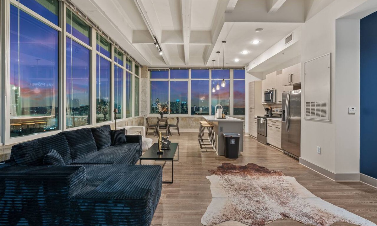 Peachtree Center Apartment | Downtown ATL High-Rise | Kings, Views & Pool