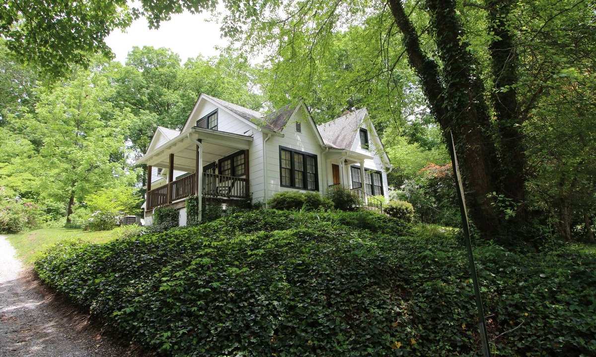 Brevard House | Downtown Brevard Cottage~ Short Stroll to Main Street~ Hiking & Biking Close By