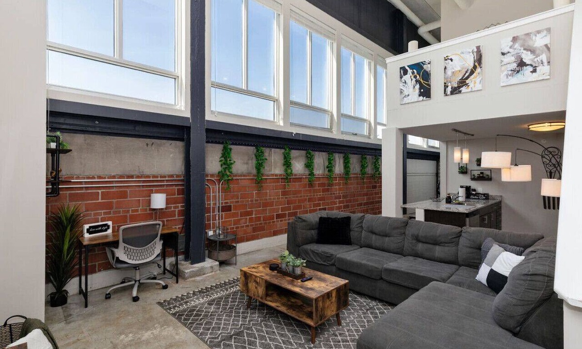 Downtown Des Moines Apartment | Downtown Loft Skyline View 2BR