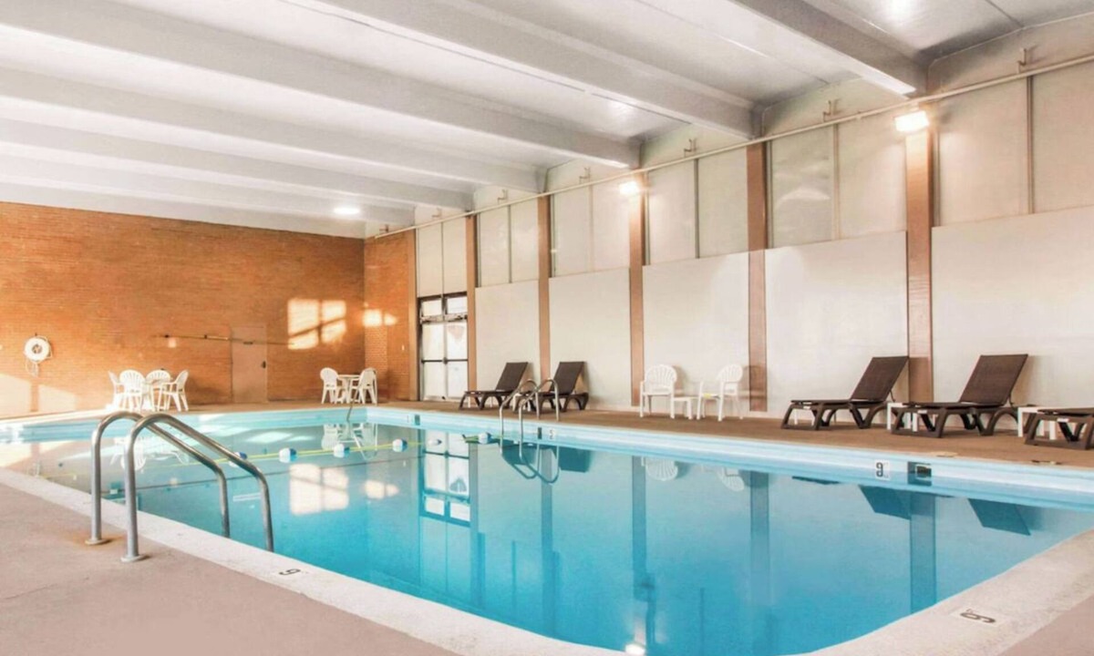 South Central Omaha Hotel | Downtown Omaha Stay – Steps from Old Market, Zoo, Riverfront, Pool & Breakfast