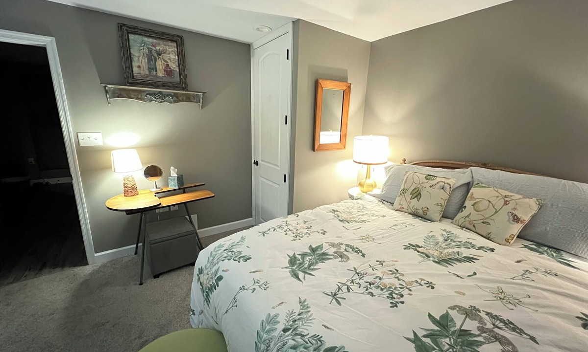 Winchester Apartment | Dragonfly Inn Modern 1 BR 1BA downtown apt. Great walking location !