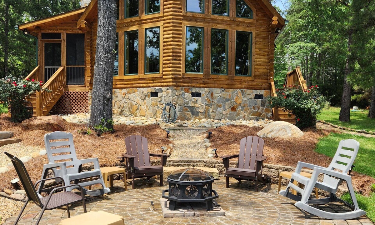 Prosperity Cabin | DREHER DREAMS CABIN-LAKEFRONT- + FISHING, KAYAKS,PADDLEBOARDS, 7 BEDS SLEEPS 9!