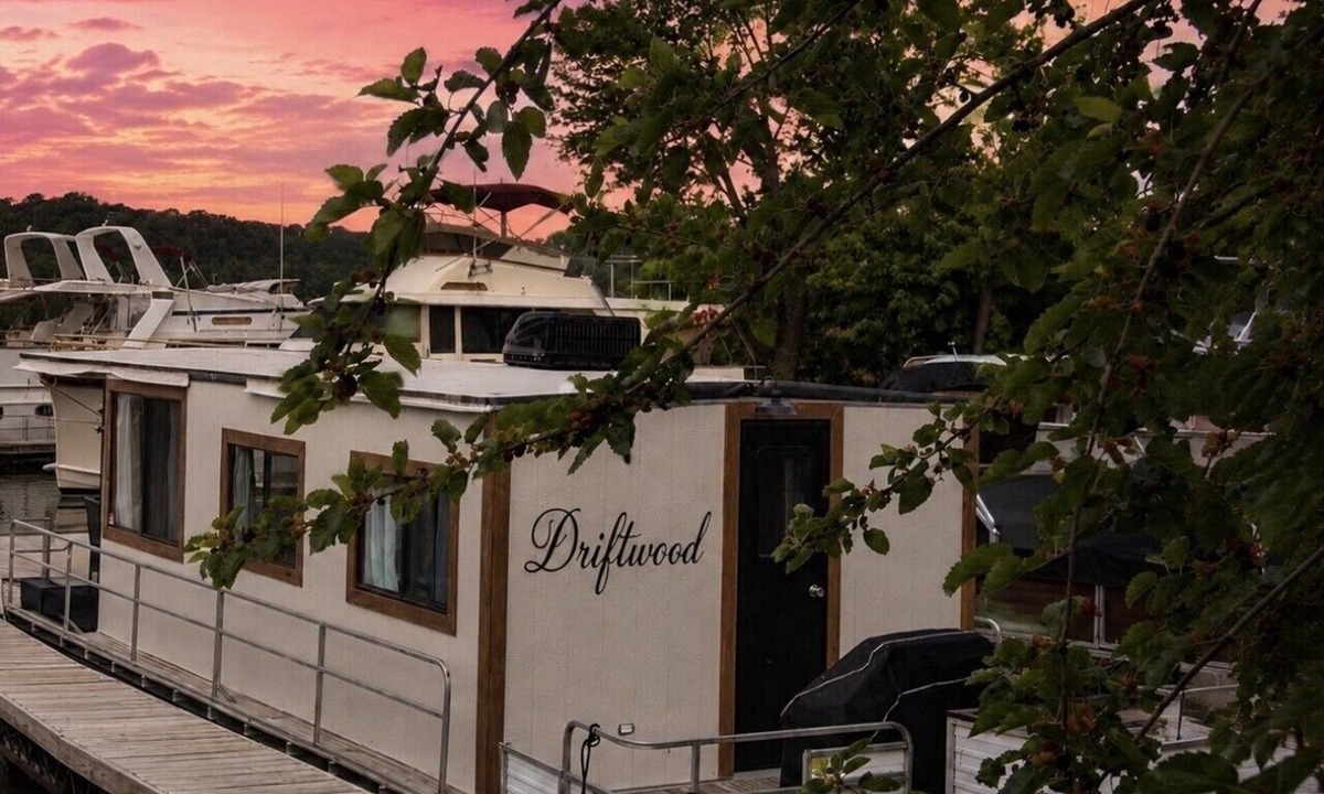 Sabula Boat Rental | "Driftwood" Cozy Houseboat on the Water for 2