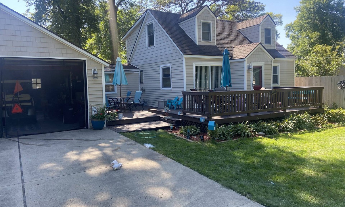 Clear Lake Cabin | Driveway for Boat Trailers. Walking Distance to Downtown, Beach, The Surf!