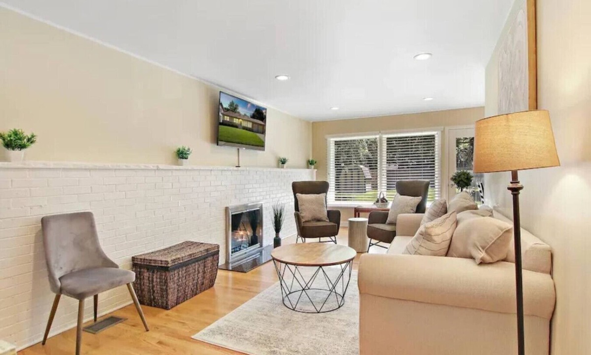 Russell House | DT Libertyville home w/ 2 Fireplaces by Navy Base!
