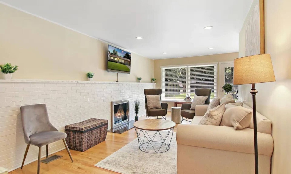 Libertyville House | DT Libertyville home w/2 Fireplaces by Navy Base!