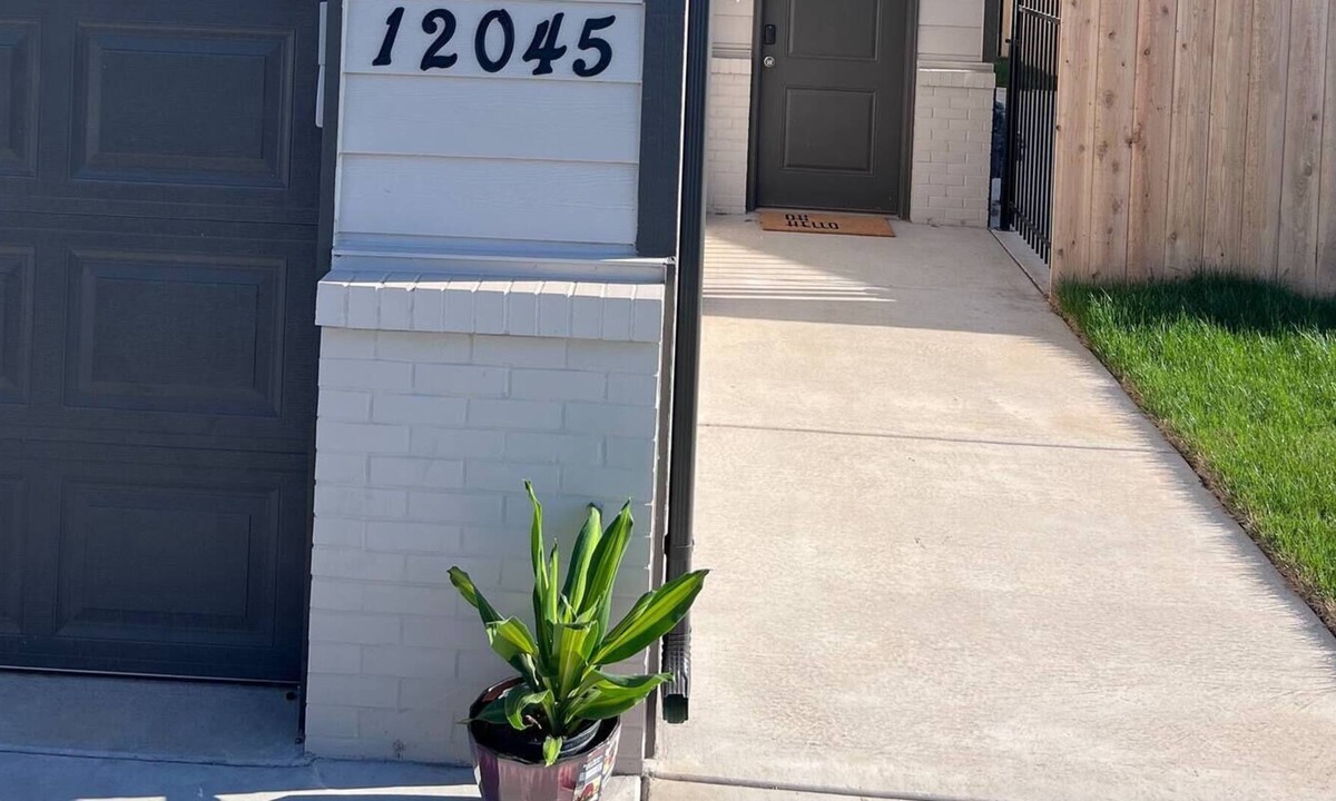 Wichita Apartment | Duplex just minutes from the airport, zoo, shopping and dining