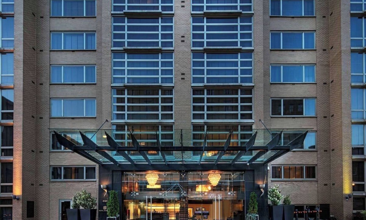 Dupont Circle Hotel | Dupont Deluxe King Room w/Pool & Gym