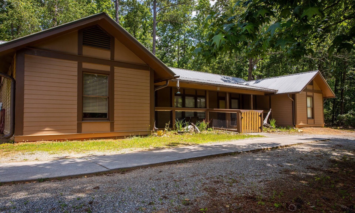 Woodstock House | Eagles nest cabin -Comfortable, Homey Cabin Sleeps 14 on Lake Allatoona