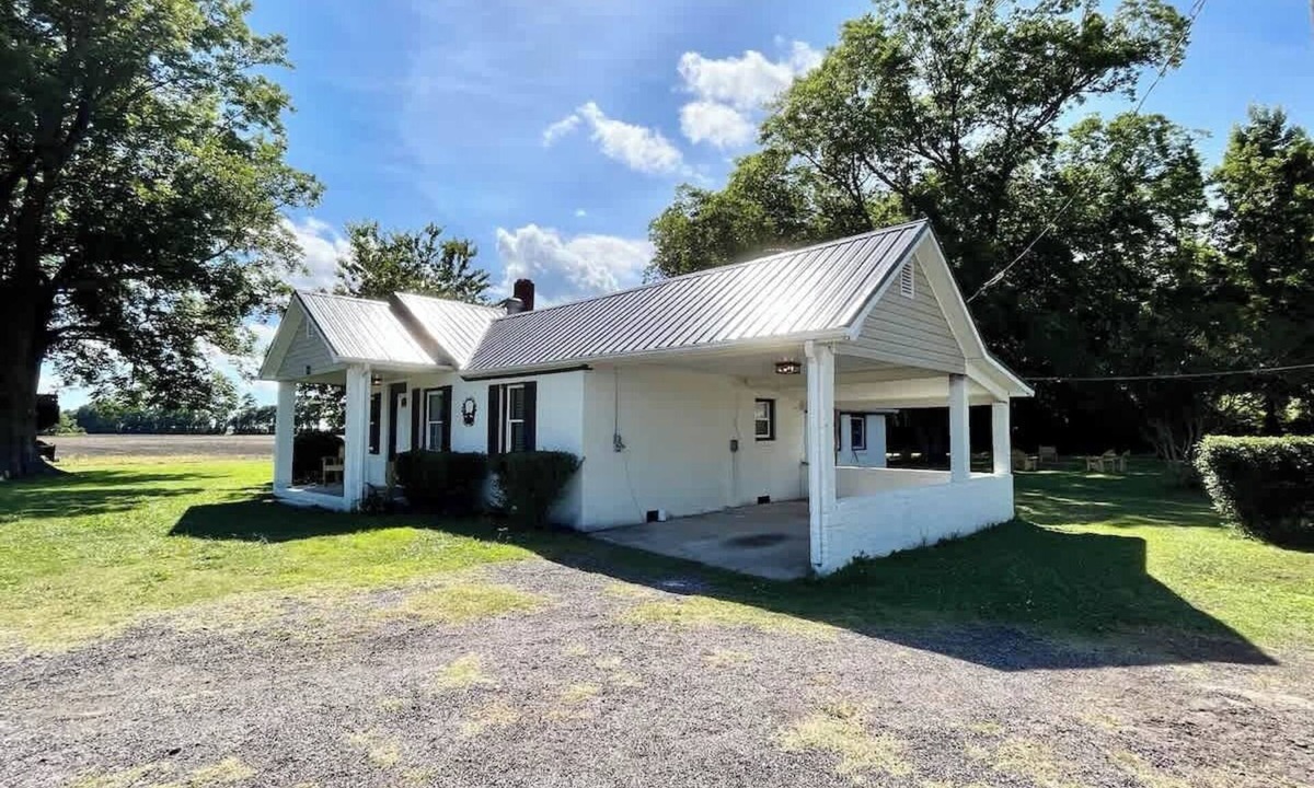 Fairfield Cottage | East Carolina Cottage - Pet Friendly, 3BR/2BA Private home on 3 Acres