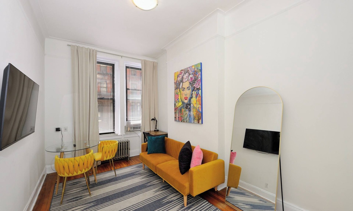 Kips Bay Apartment | Eclectic Artsy 1-bedroom apartment in Flatiron/High Ceilings