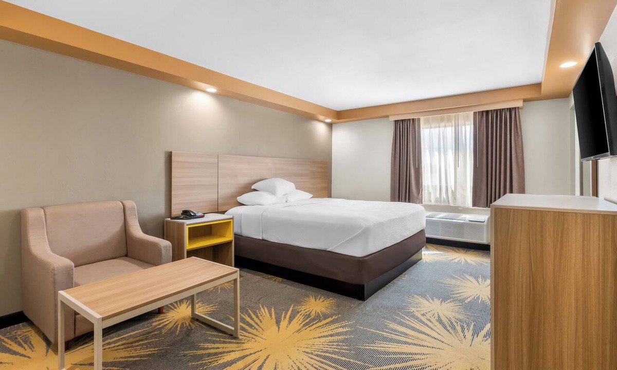 Iselin Hotel | Econo Lodge Woodbridge