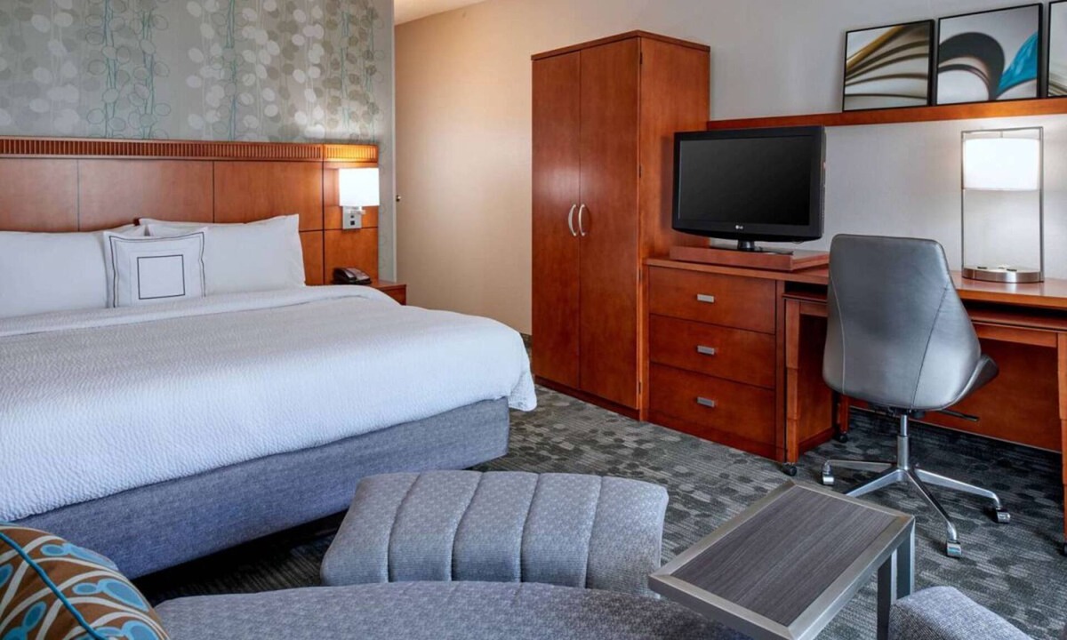 Eden Prairie Hotel | Eden Prairie Getaway! Indoor Swimming Pool, Pets Are Allowed with Fee