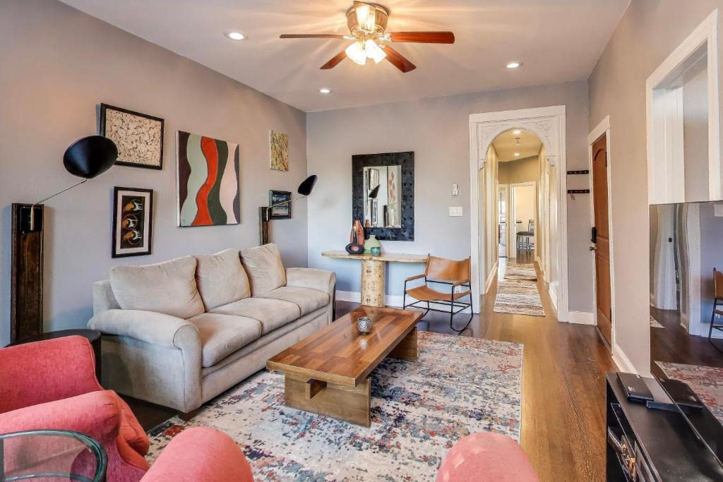 Edgewater Apartment | Edgewater King 1 Bd - Near Loyola, Beach &Andersonville