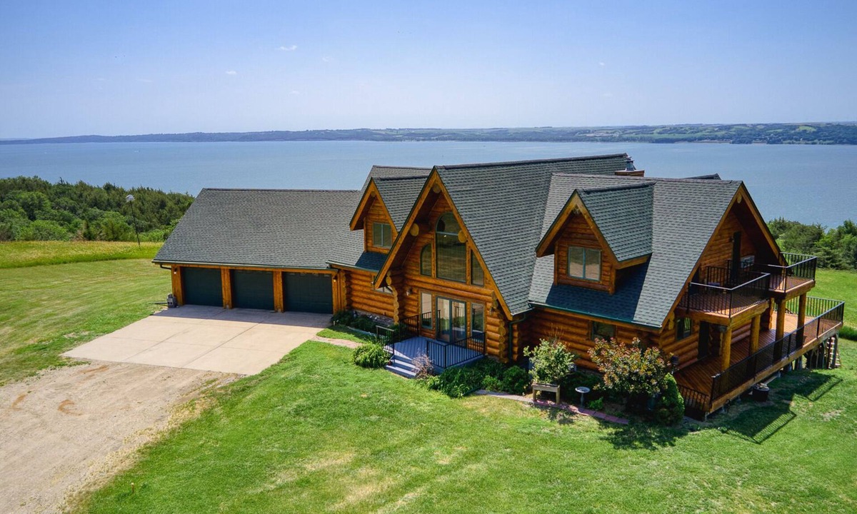 West Yankton House | Eldorado Lodge Majestic Cabin Overlooking Lewis & Clark Lake 40 Acres of Privacy