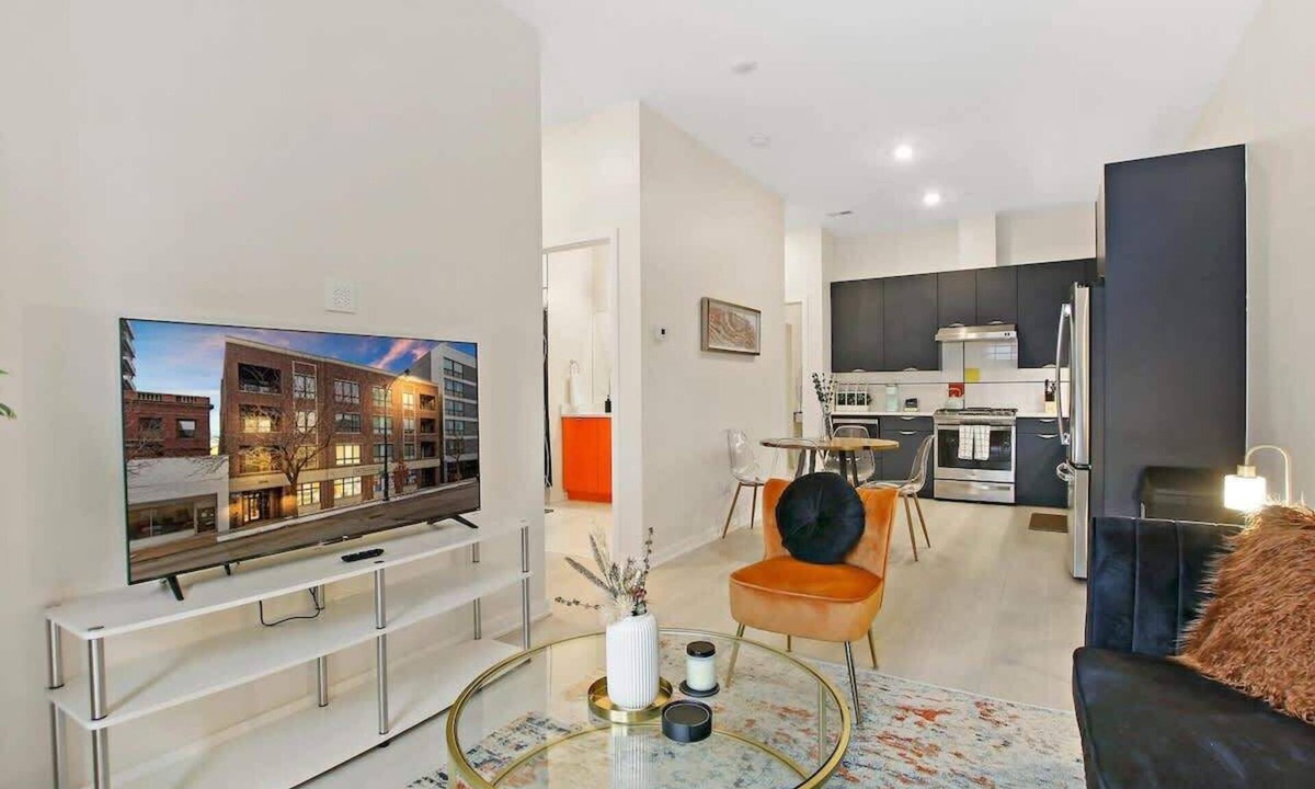 Uptown Apartment | Elegant 2BR Apartment w/In-Unit Laundry
