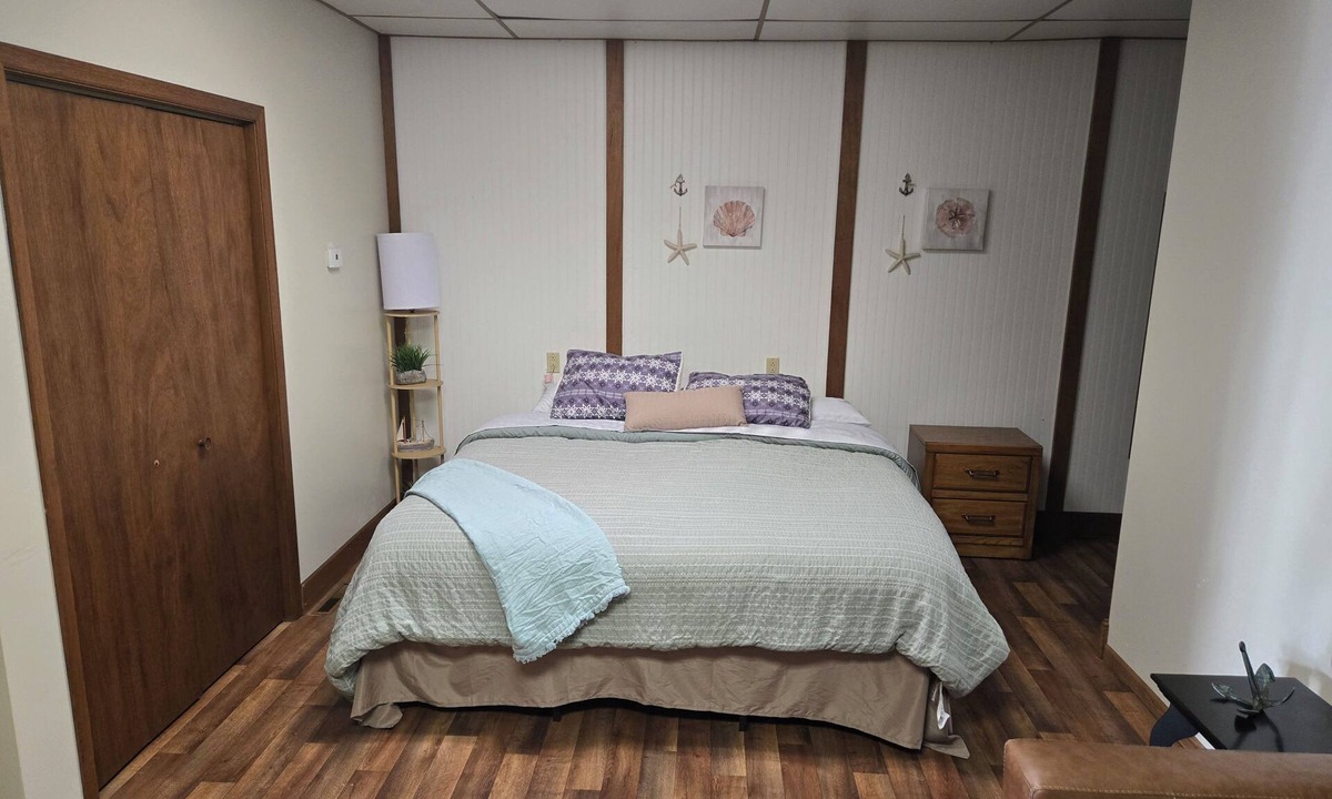 Ellsworth Apartment | Elĺsworth BNB on interatate 35 Central Iowa brownstone apartment pets allowed!