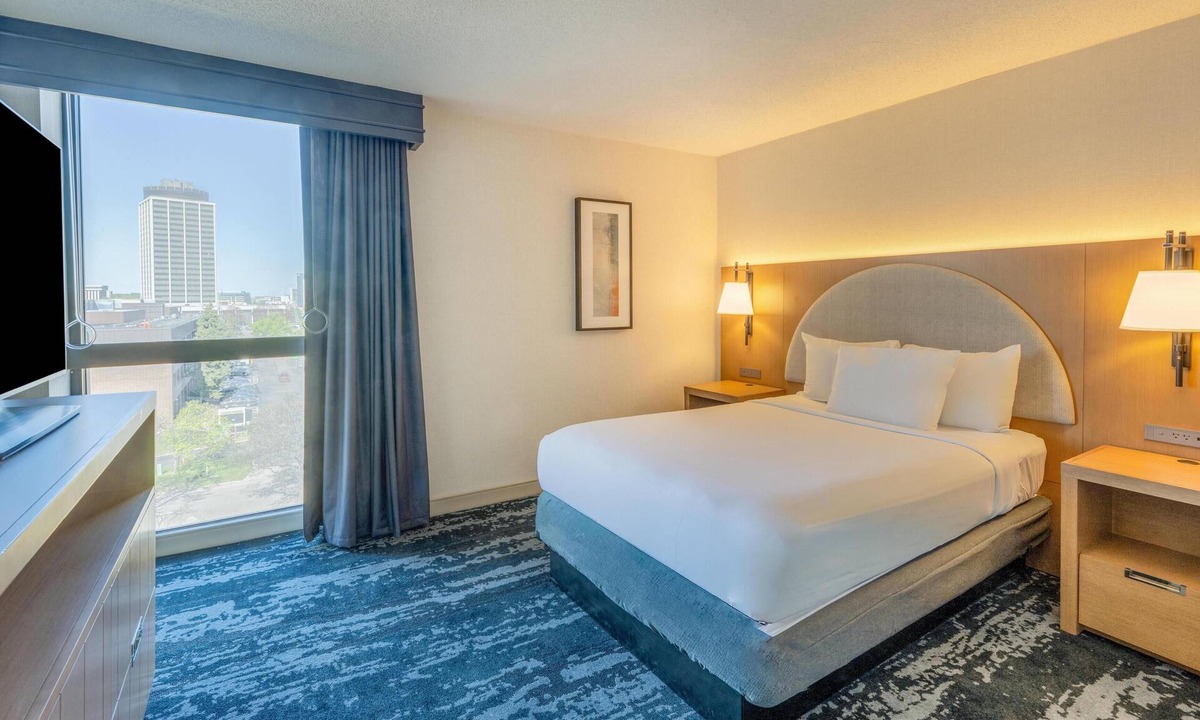 West Bloomington Hotel | Embassy Suites by Hilton Minneapolis Bloomington Edina