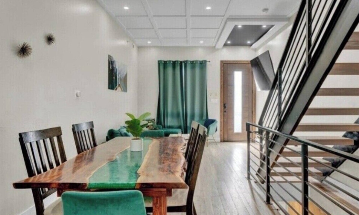Point Breeze House | Emerald Luxury Home with Jacuzzi on Private Roof