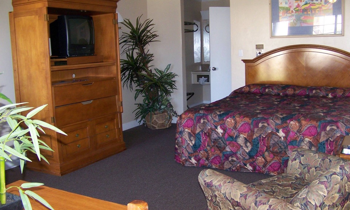 Milton Hotel | Emerald Sands Inn