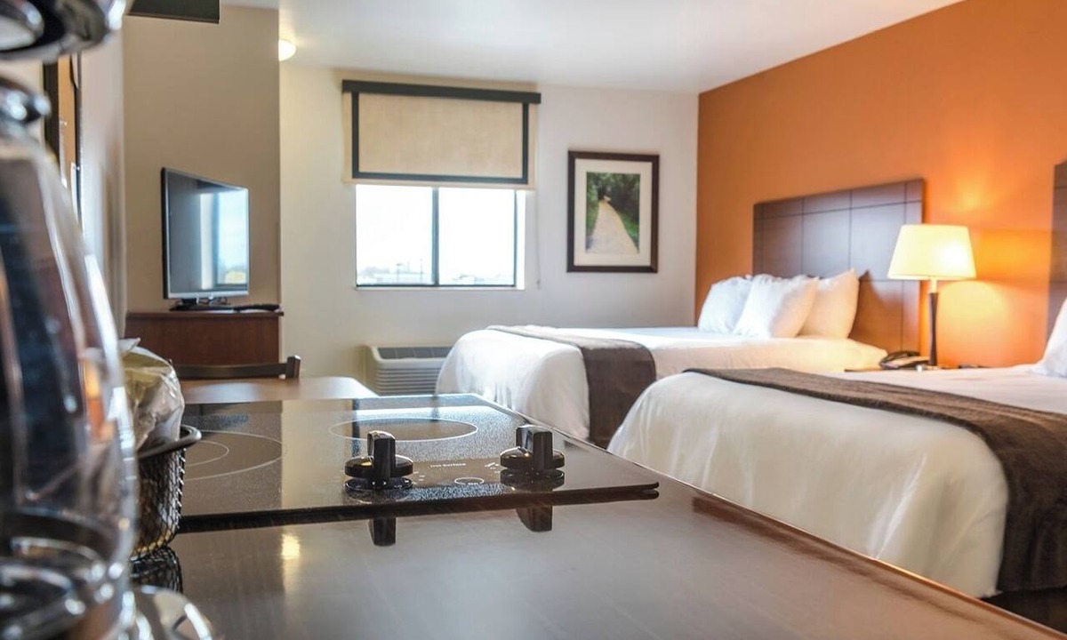 La Vista Hotel | Enjoy 2 Twin Units w/2 Queen Beds Each – Minutes to Omaha Zoo, Parks & Dining