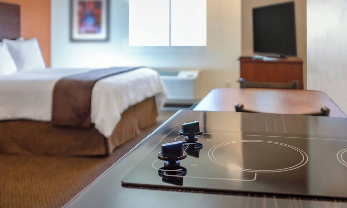 La Vista Hotel | Enjoy a Queen Room w/Kitchen Near Shoppes at Southport West