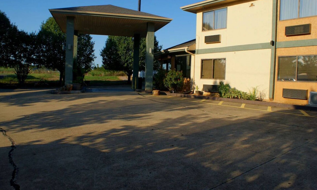 Van Buren Hotel | Enjoy Free Breakfast at Charming Inn in Van Buren | 2 Affordable Rooms