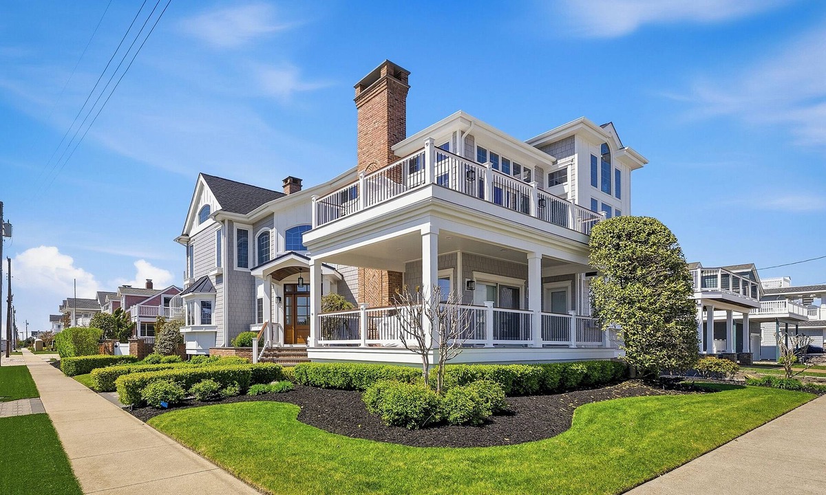 Stone Harbor House | Enjoy your summer vacation in this lovely 5 bedroom, 5 bath home only steps to one of Stone Harbor's nicest beaches.