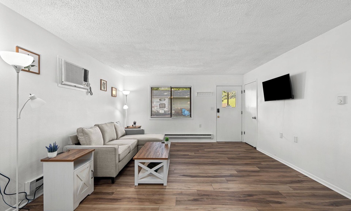 Le Claire Apartment | Enjoyable 1-bedroom apartment with AC in charming Le Claire