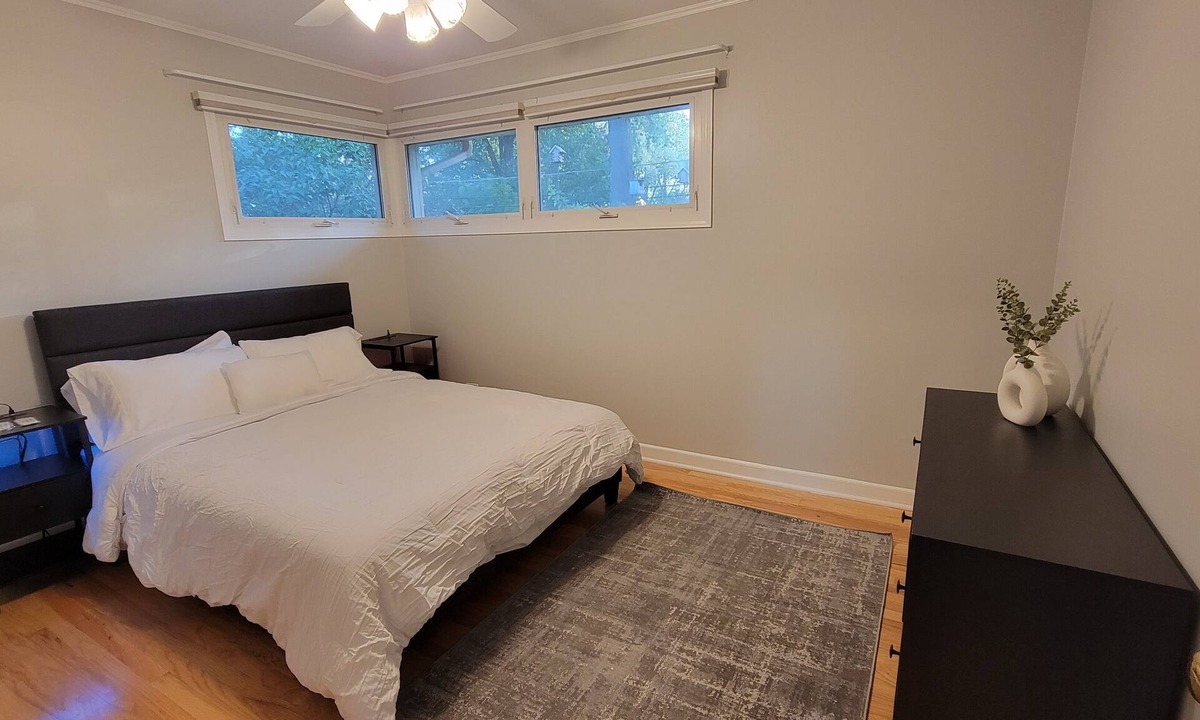 Northbrook House | Entire home, close to highway, serene neighborhood