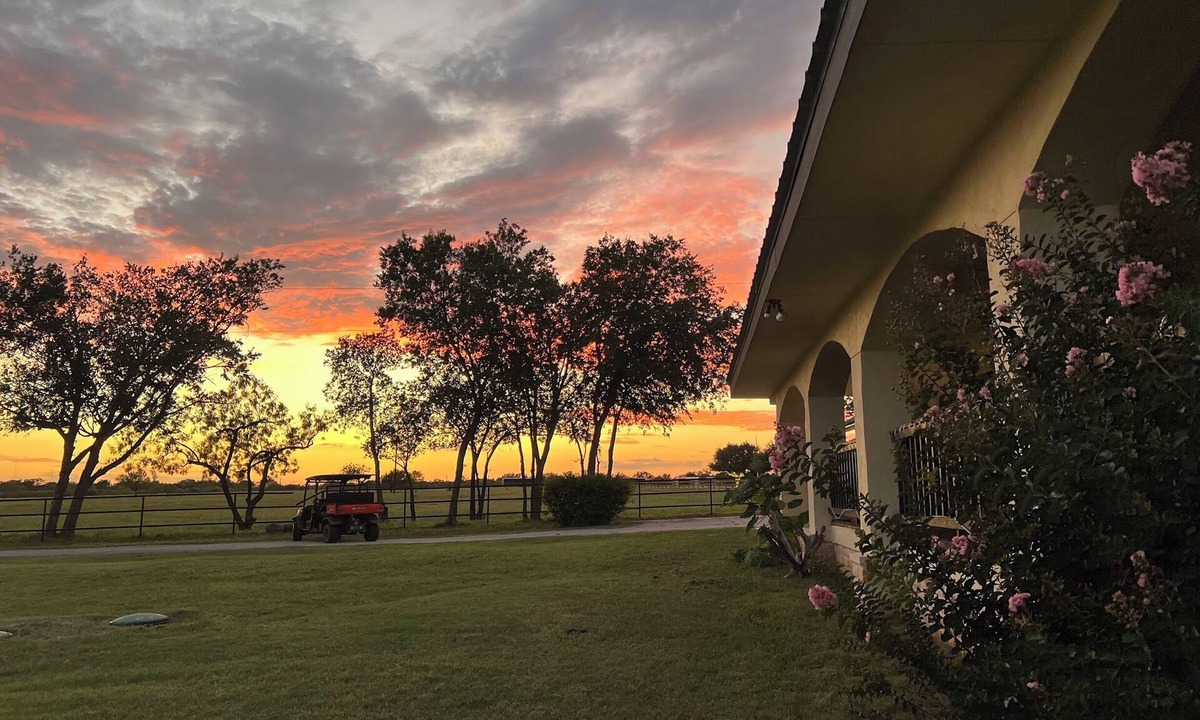 Manor House | Escape the City for Country Charm within 20 miles of downtown Austin and Airport