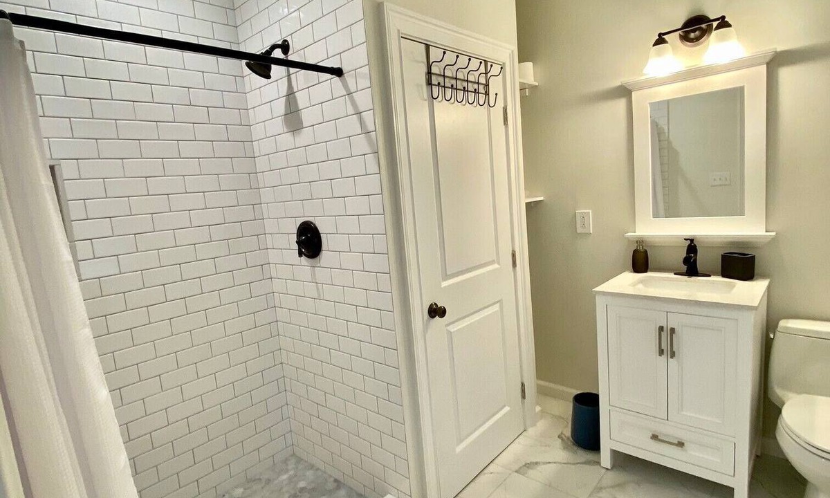 Ventnor City Condo | Everything you need! Steps to Beach-Margate-Restaurants-Stores -Sleeps 4 guests