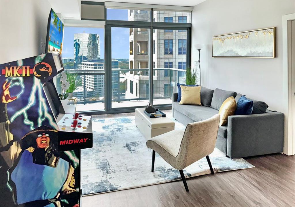 North Buckhead Apartment | Executive 3BR Buckhead PenthousePoolBalconyWalk to Lenox,Phipps Plaza & Marta