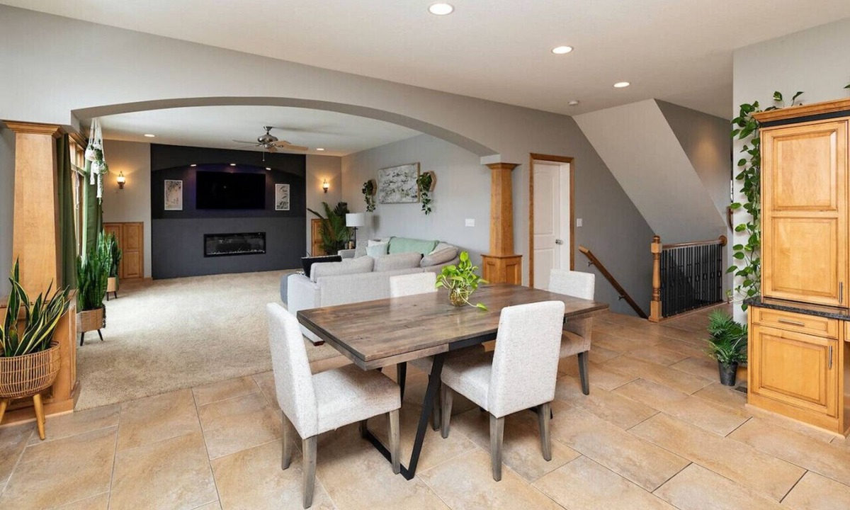 West Des Moines House | Executive Living 2min to Jordan Creek 6 bed/5 bath near Jordan Creek Mall!