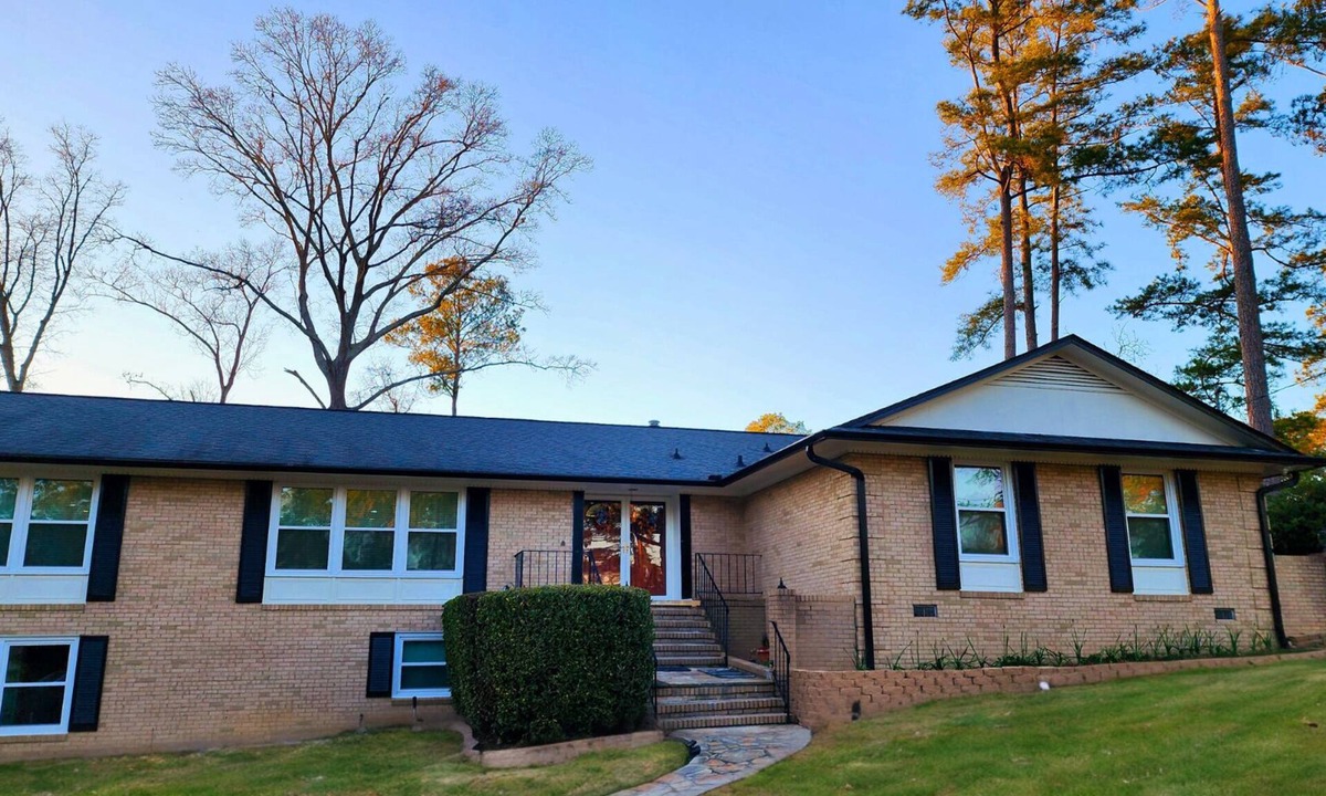 Augusta House | Experience comfort in our spacious 6-bedroom home near Augusta National