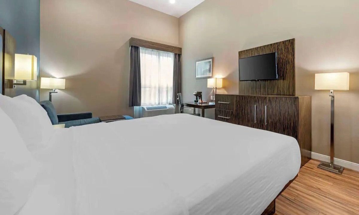 Pflugerville Hotel | Experience Comfort Near Lake Pflugerville - 3.5 miles | Free Parking & Breakfast