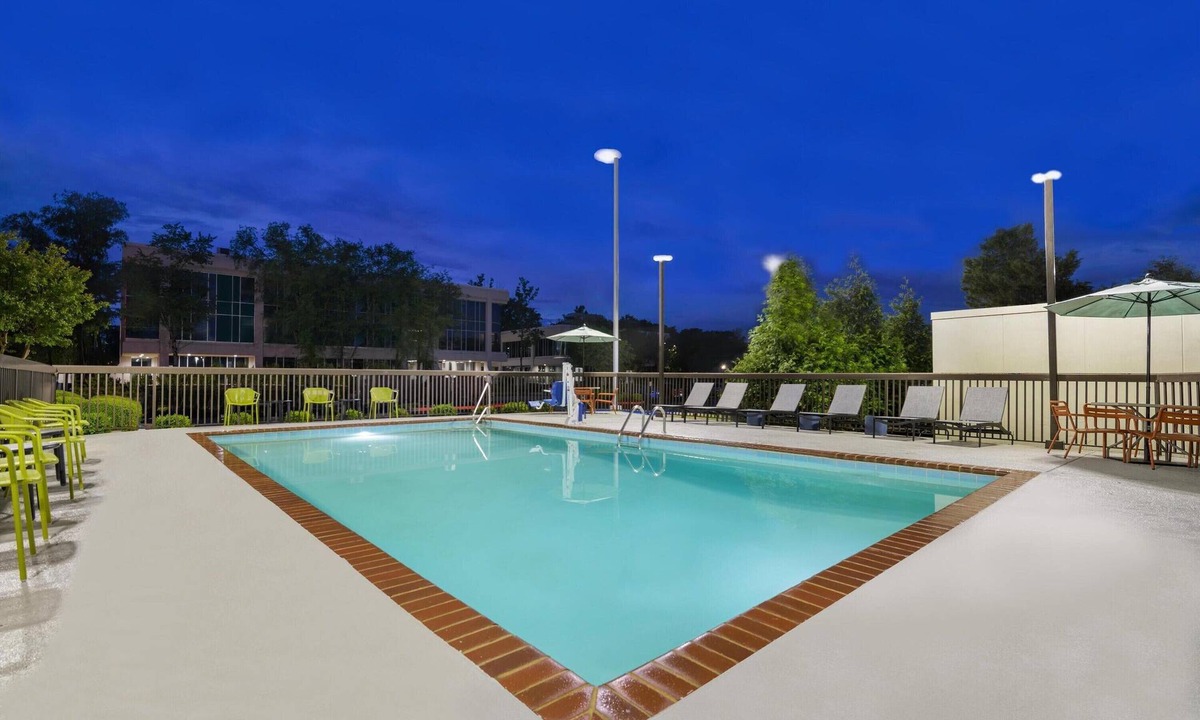 Huntsville Hotel | Experience Modern Room w/Free Breakfast, Parking & Seasonal Outdoor Pool