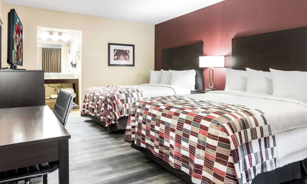 Dandridge Hotel | Explore East TN! 2 Relaxing Rooms w/2 Queen Beds Minutes From Forbidden Caverns