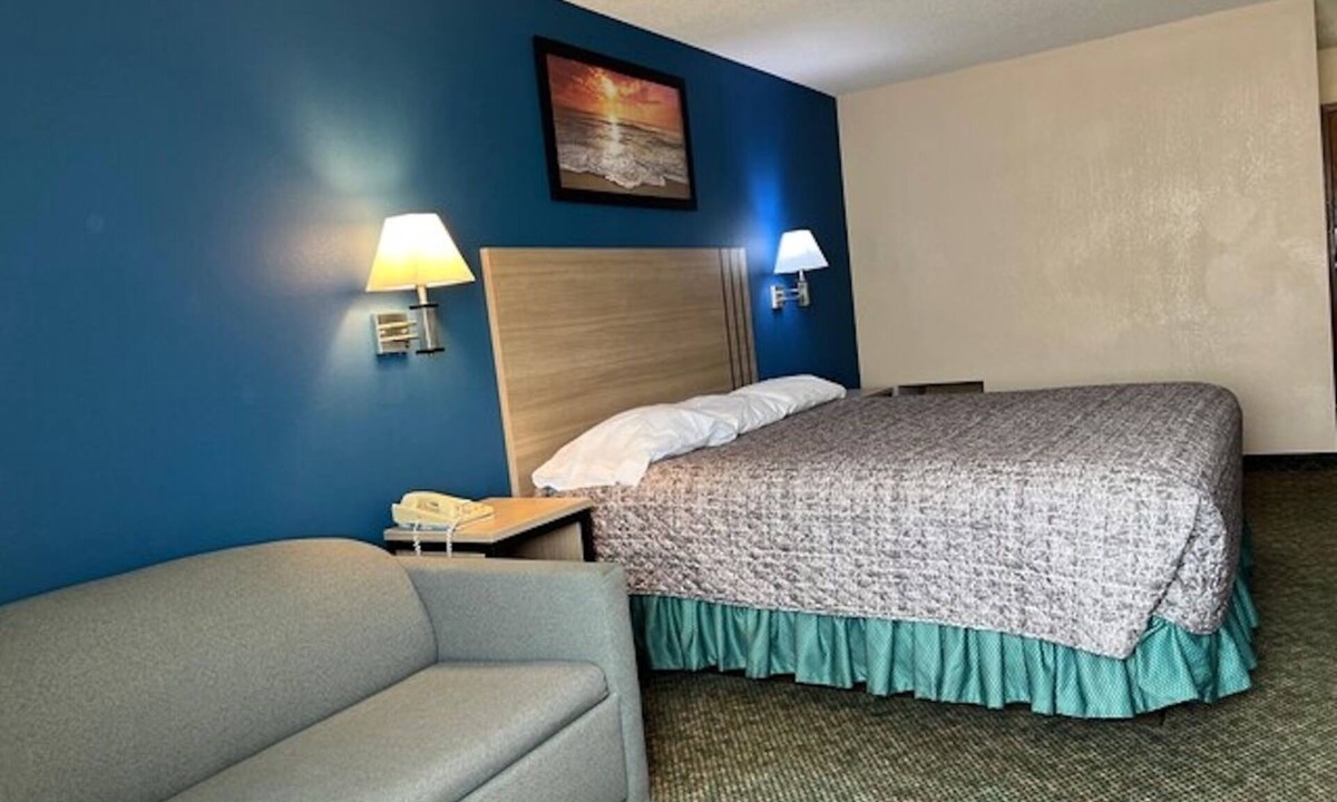 Marysville Hotel | Explore Marysville Country Club & Downtown Easily | King Bed with Sofa Room